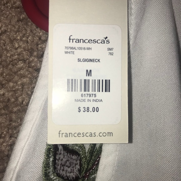 NWT Embroidered Keyhole Tank - Picture 5 of 6